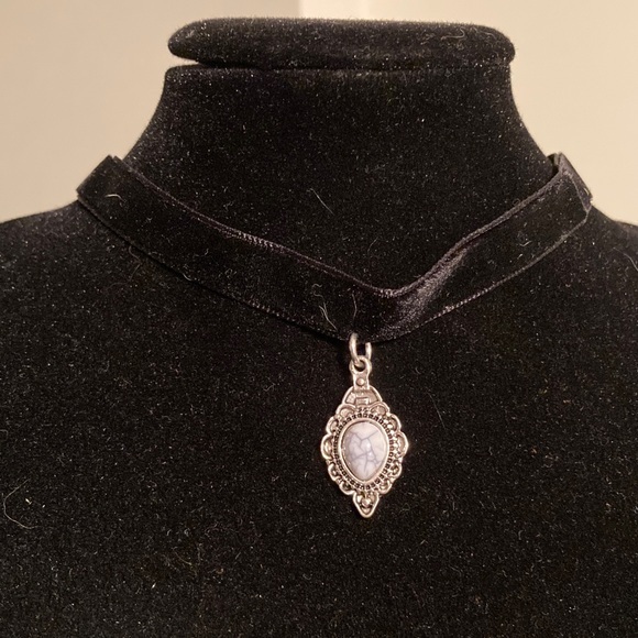 Jewelry - Elegant Silver Pendant Choker Necklace